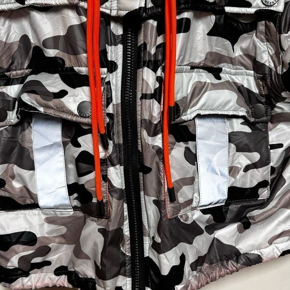 New Revolve JOCELYN Camouflage Cropped Convertible Puffer Jacket Womens Sz M - Picture 3 of 5